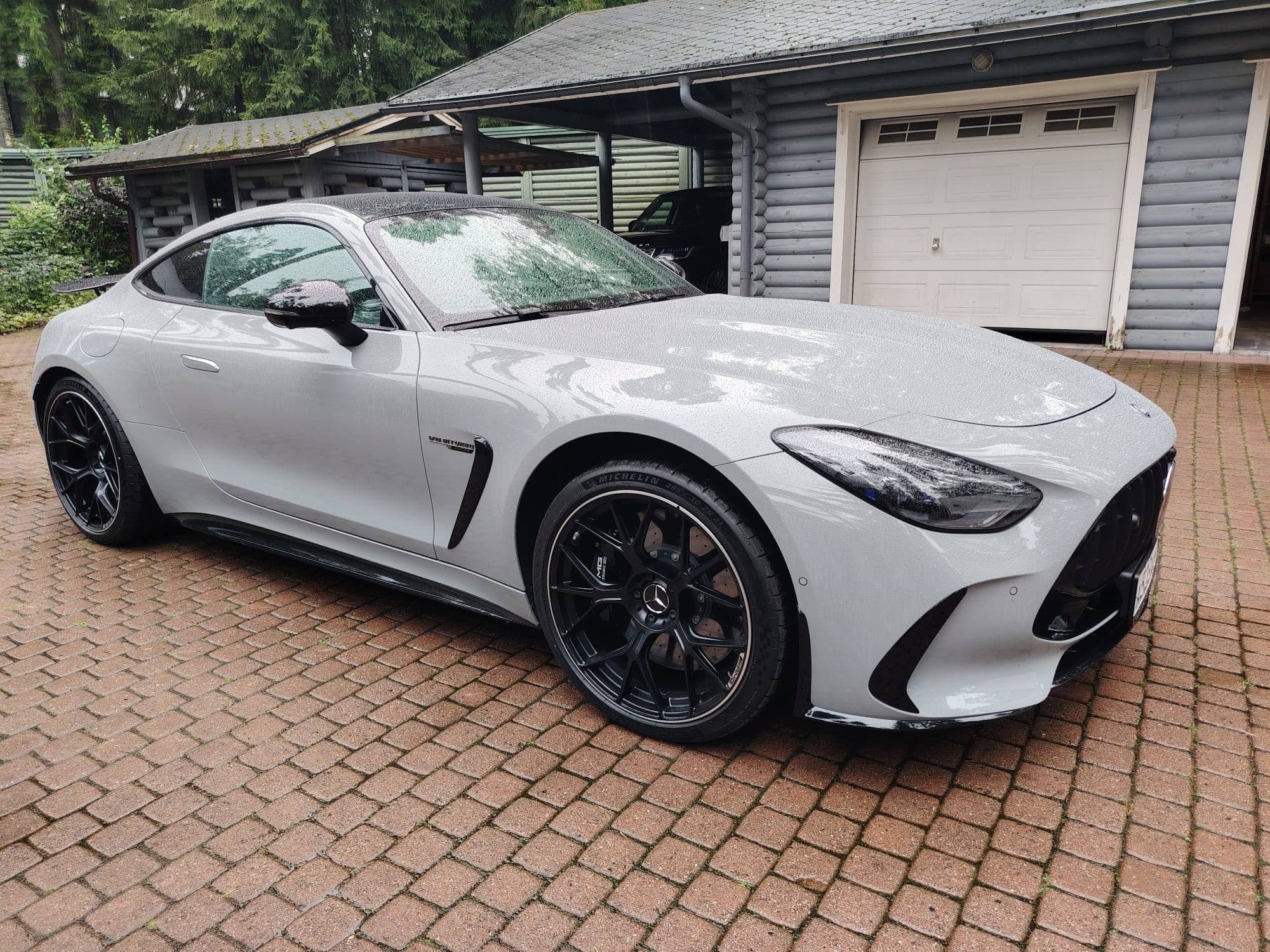 Mercedes-AMG GT под дождём перед погрузкой в закрытый автовоз