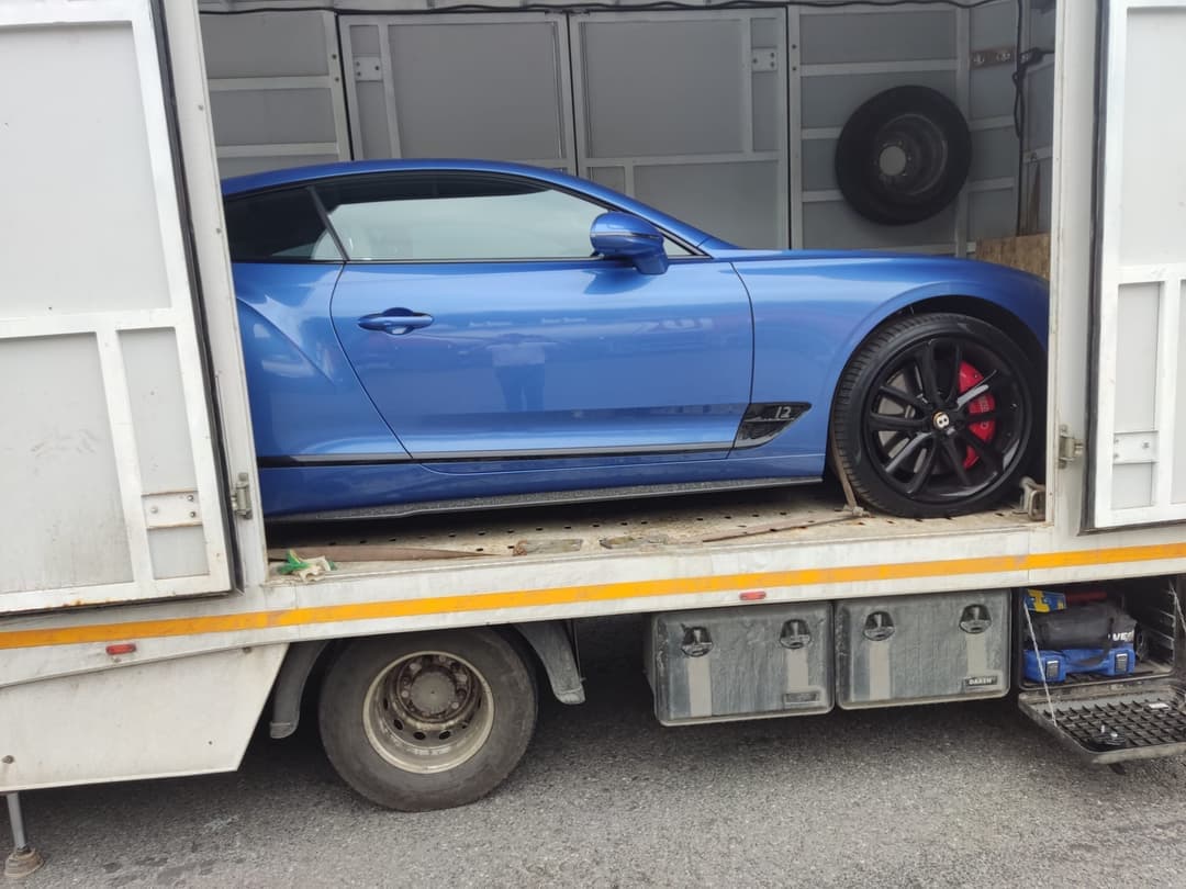 Mercedes-Benz GLS и Bentley Continental. Фотография №2