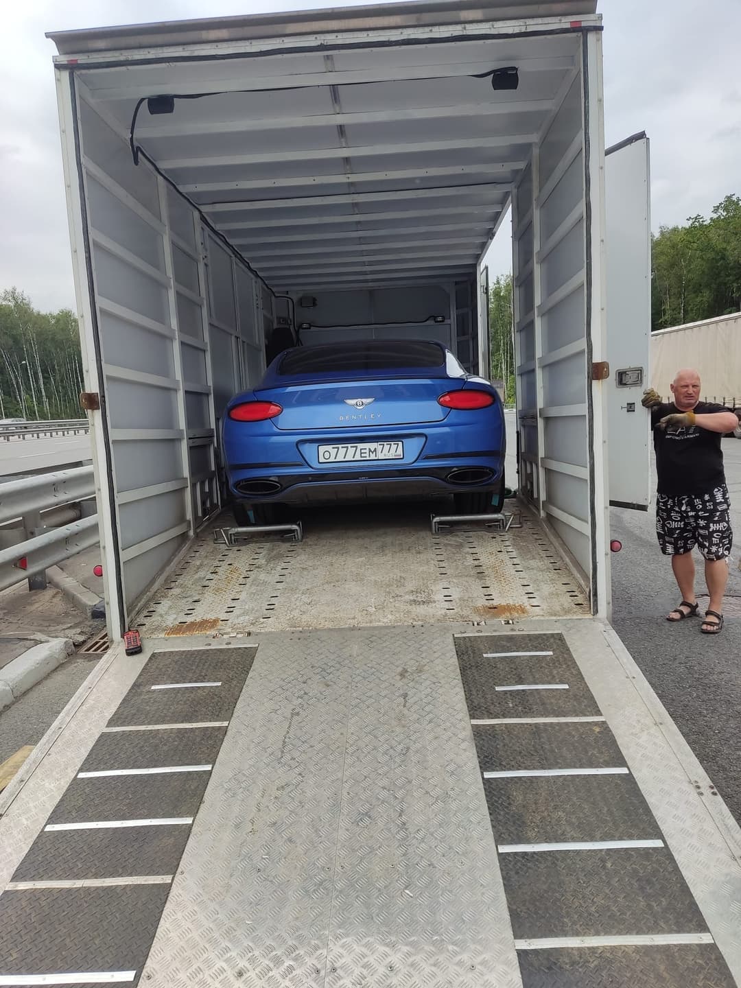 Mercedes-Benz GLS и Bentley Continental. Фотография №4