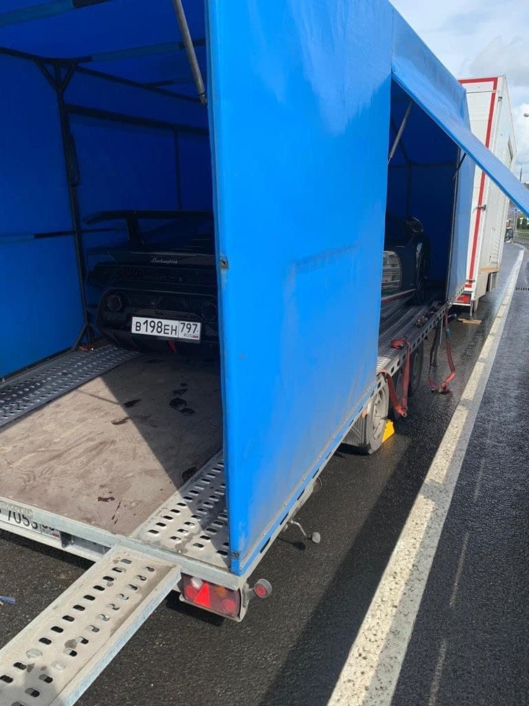 Lamborghini и BMW. Фотография №1